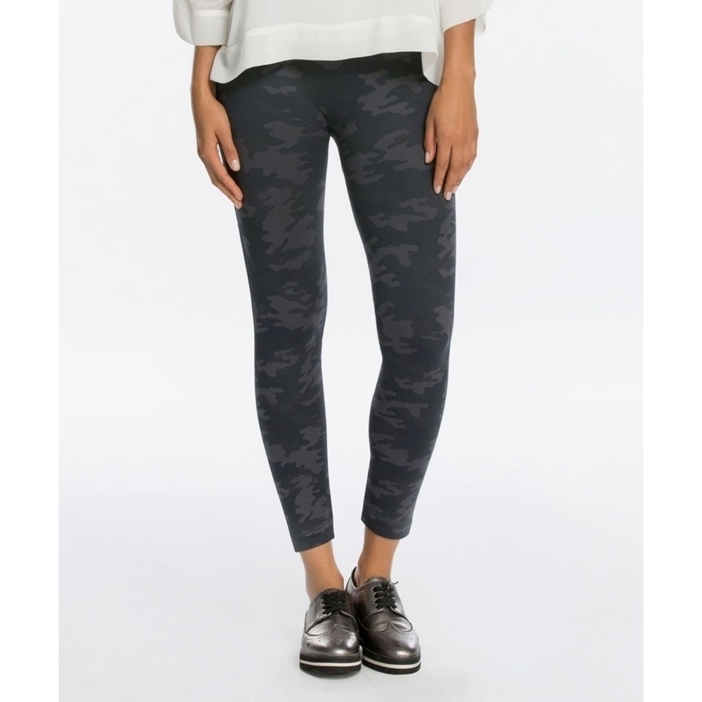 SPANX Look At Me Now Seamless Black Camo Leggings Large